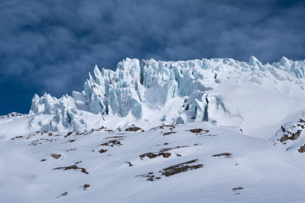 在阳光的照射下，冰川的冰块裂开的细节图片下载
