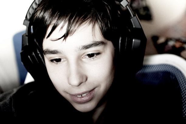 男孩和耳机图片下载