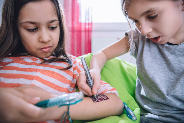 手臂上的女孩图片下载