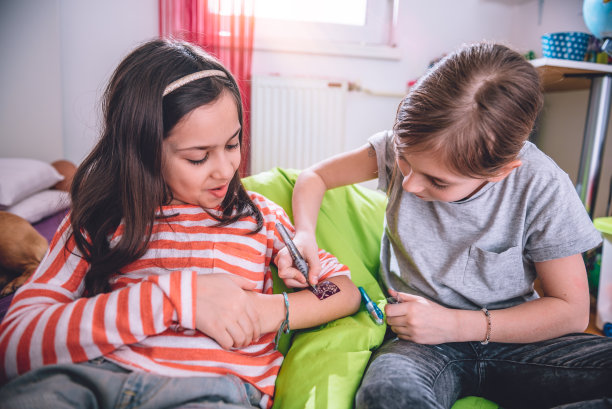 手臂上的女孩图片下载