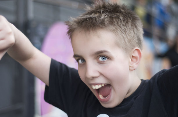 快乐的男孩张开他的嘴，蓝色的大眼睛图片下载