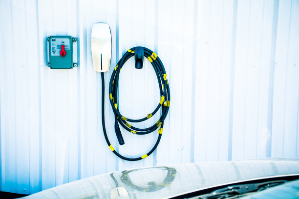 快速充电站电动汽车准备充电的汽车图片下载