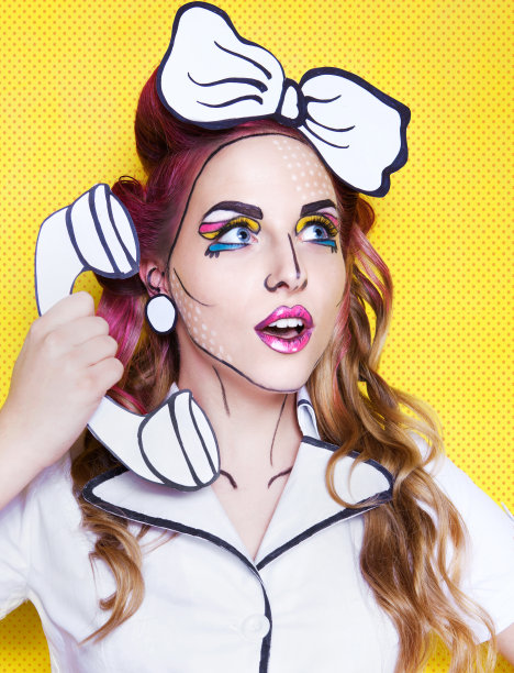 一名惊讶的年轻女子拿着手机图片下载