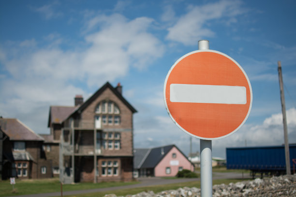 白色条纹的红色路标图片下载