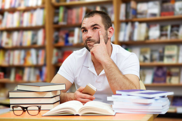 书店里沉思的男人的肖像图片下载
