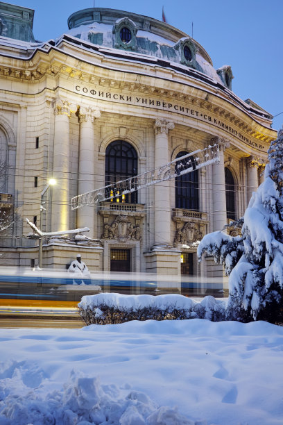 索菲亚大学前过往车辆的灯光图片下载