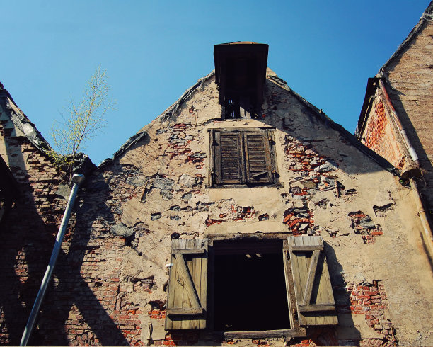 里加市中心附近废弃的旧仓库。复古的过滤器照片。图片下载