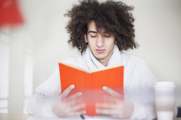 男学生在桌子旁学习的肖像图片下载