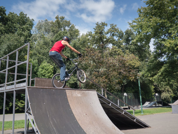 年轻的小轮车自行车骑手图片下载