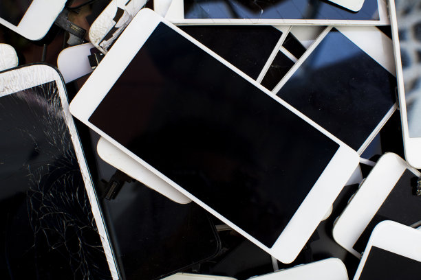 俯视图脏破液晶白色智能手机图片下载