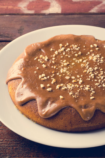 木桌上的南瓜蛋糕配焦糖和花生图片下载