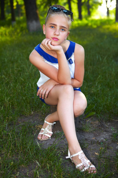 小女孩在花园里图片下载