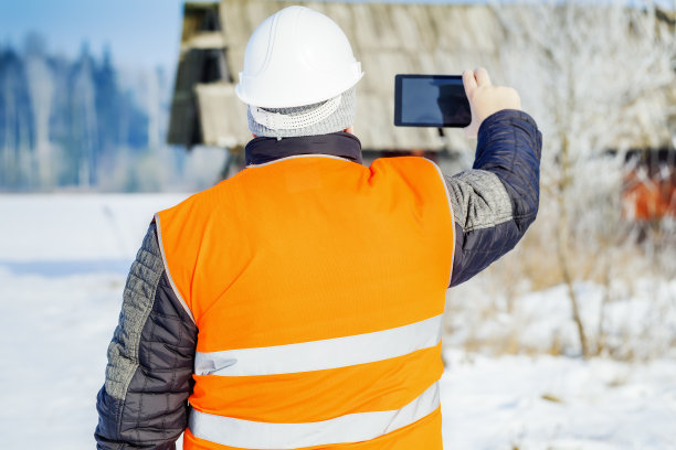工程师拍摄用平板电脑摧毁建筑图片下载