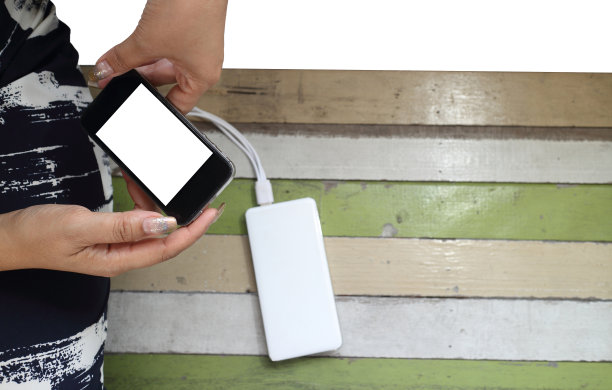 女人拿着智能手机图片下载