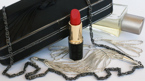 珠宝，口红，香水和手包中的静物图片下载