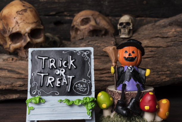 穿着巫师服的南瓜灯坐在树上图片下载