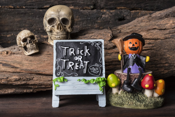 穿着巫师服的南瓜灯坐在树上图片下载