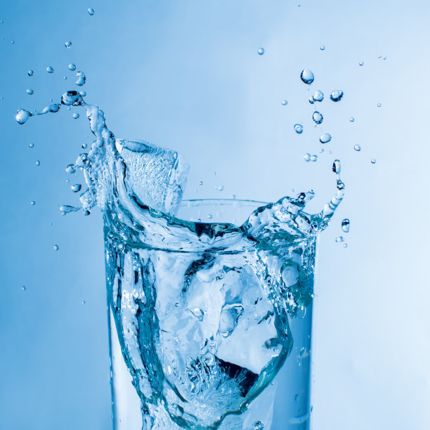 水花和玻璃杯图片下载