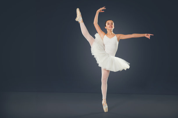 芭蕾舞演员摆芭蕾舞姿势的肖像图片下载