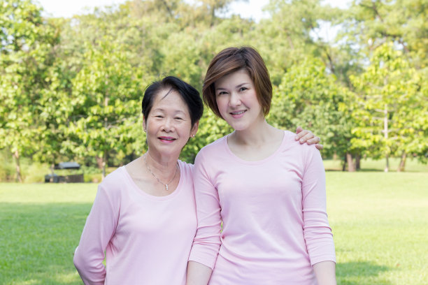 公园里的亚洲女性图片下载