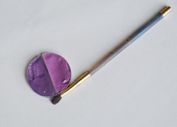 托盘上的眼影和化妆刷图片下载