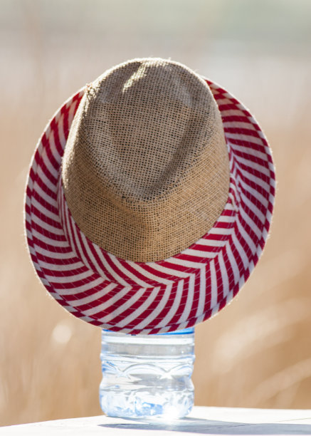 帽子放在瓶子上图片下载