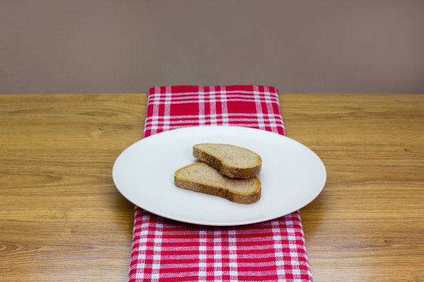 两片减肥面包放在一个盘子里图片下载