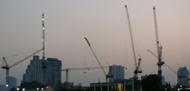 建筑起重机在曼谷。泰国。东南亚图片下载