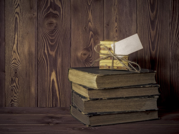 书躺在桌子上图片下载