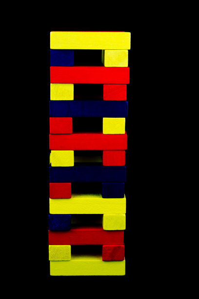 黑色背景下堆叠的彩色木块图片下载