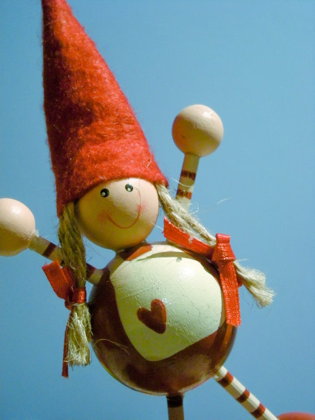 圣诞节装饰：戴着帽子和爱心圣诞精灵的木制微笑娃娃图片下载