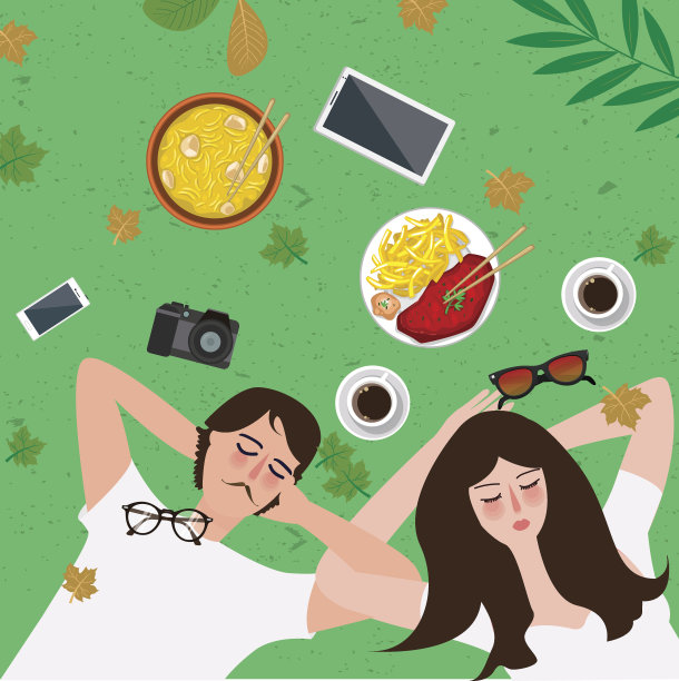 情侣们躺在草地上享受公园里的食物图片下载