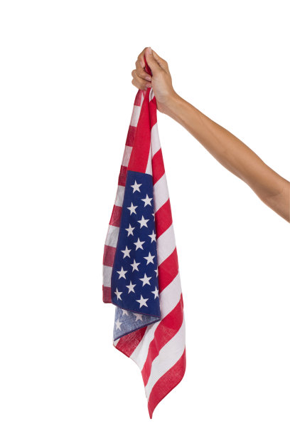 手握美国国旗，在白色背景下，剪小路图片下载