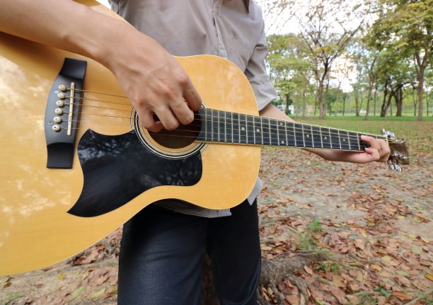 这个年轻人倾向于弹原声吉他图片下载