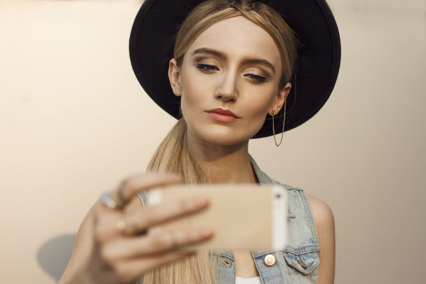 漂亮的年轻女子在自拍图片下载