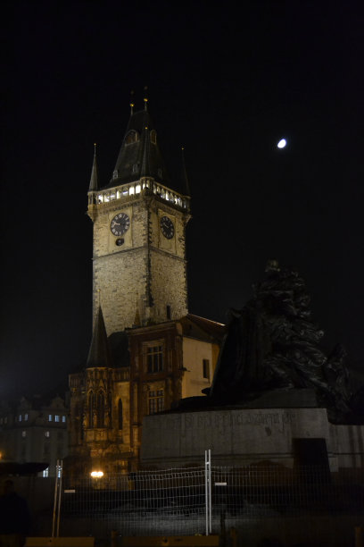 布拉格的奥尔德敦市政厅和月亮图片下载