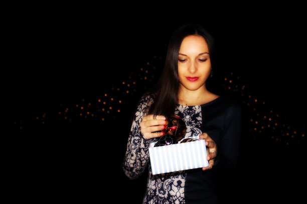 女孩在晚上选择圣诞舞会图片下载