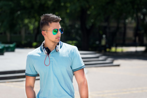 一个英俊男子的肖像图片下载