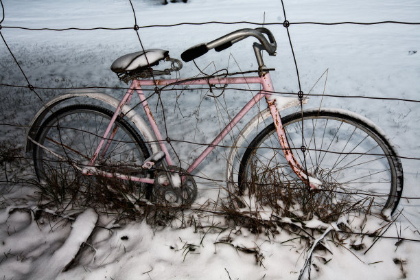 雪地里的自行车图片下载