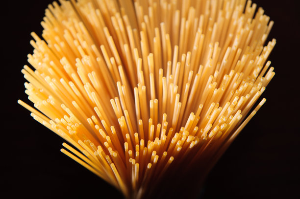 深黑色背景上的意大利面图片下载