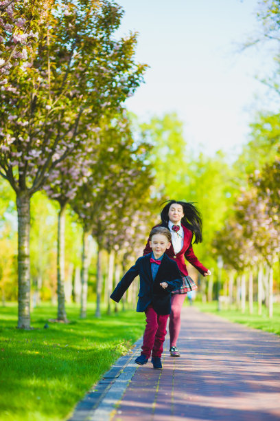 时尚新潮的男孩和女人或儿子与母亲玩耍图片下载