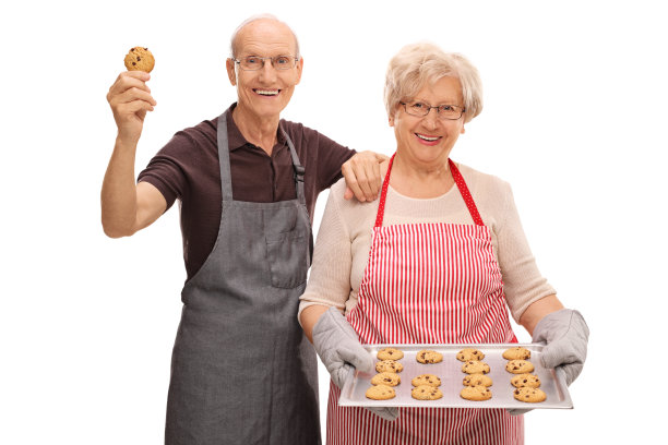 老夫妇摆着自制饼干的姿势图片下载