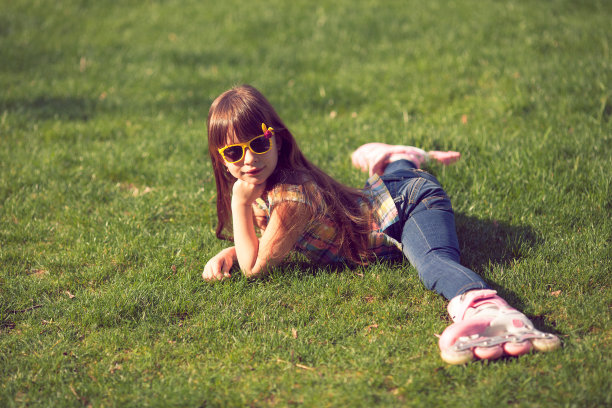 公园里的女孩。图片下载