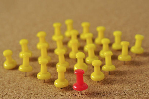 用图钉在板上形成方形，领导概念图片下载