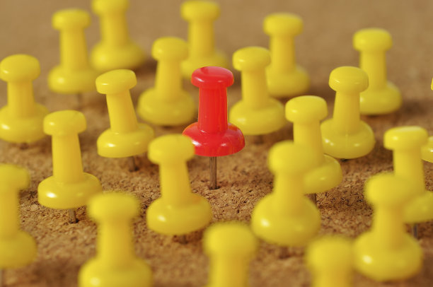 领导理念:站在人群中的红色图钉图片下载