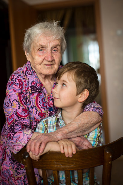 一位老奶奶和他的小孙子。图片下载