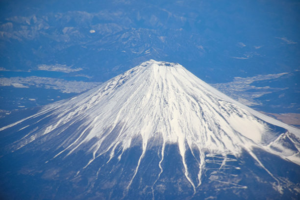 日本富士山冬季鸟瞰图图片下载