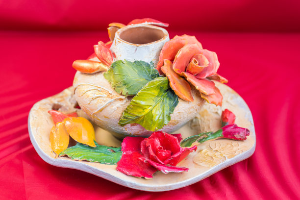 漂亮的陶土花花瓶图片下载