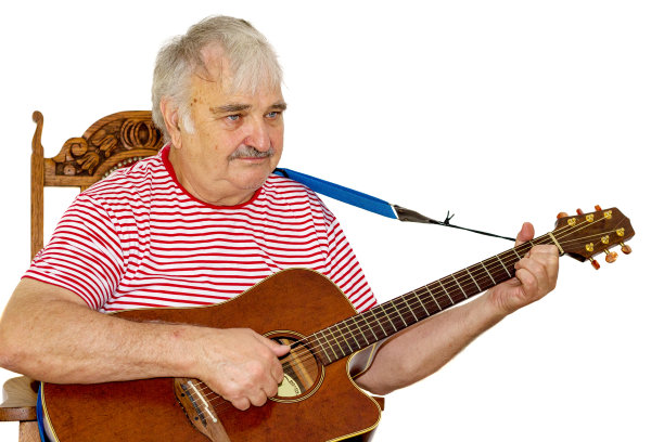 一个老白人在弹原声吉他图片下载