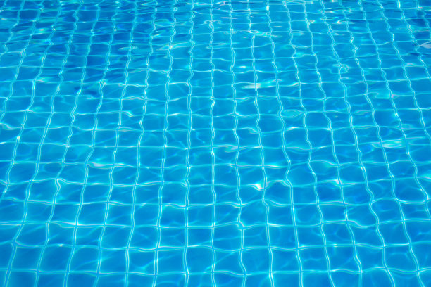 游泳池里蓝色的浪花图片下载